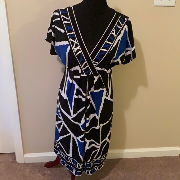 AB Studio Dresses & Skirts - EUC Blue, Black, and White Geometric Pattern V Neck Short Sleeve Dress